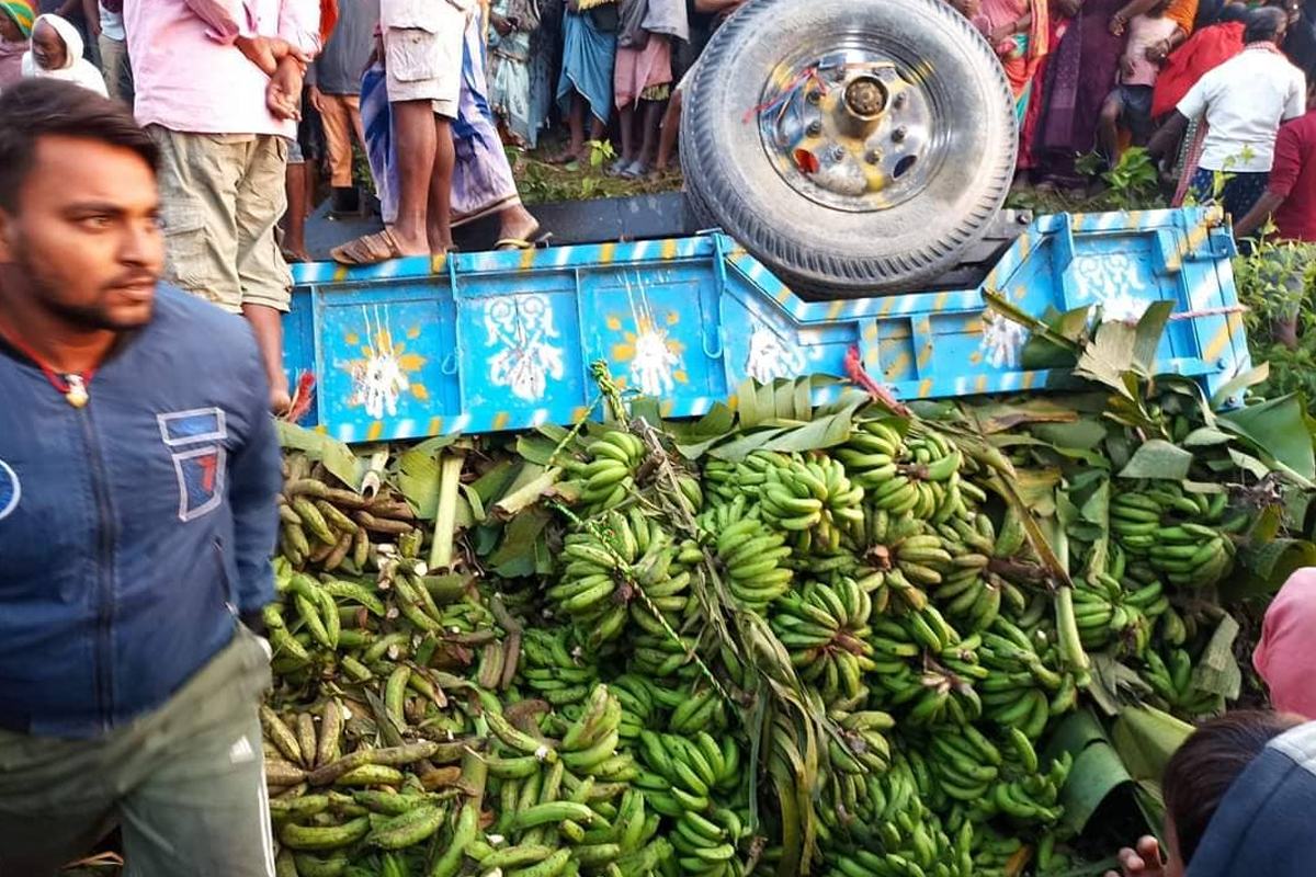 सिरहामा केरा बोकेको ट्याक्टर दुर्घटना, दुई जनाको मृत्यु