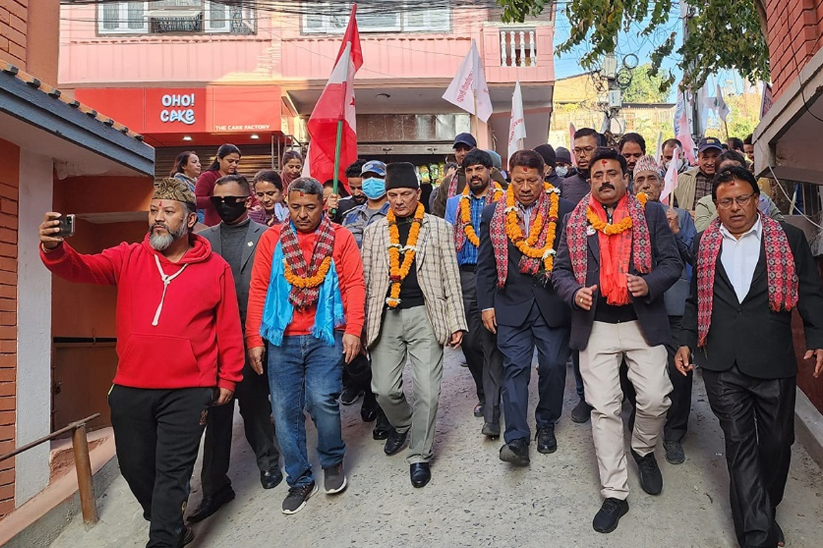 प्रकाशमानलाई भोट माग्दै घरदैलोमा बाबुराम