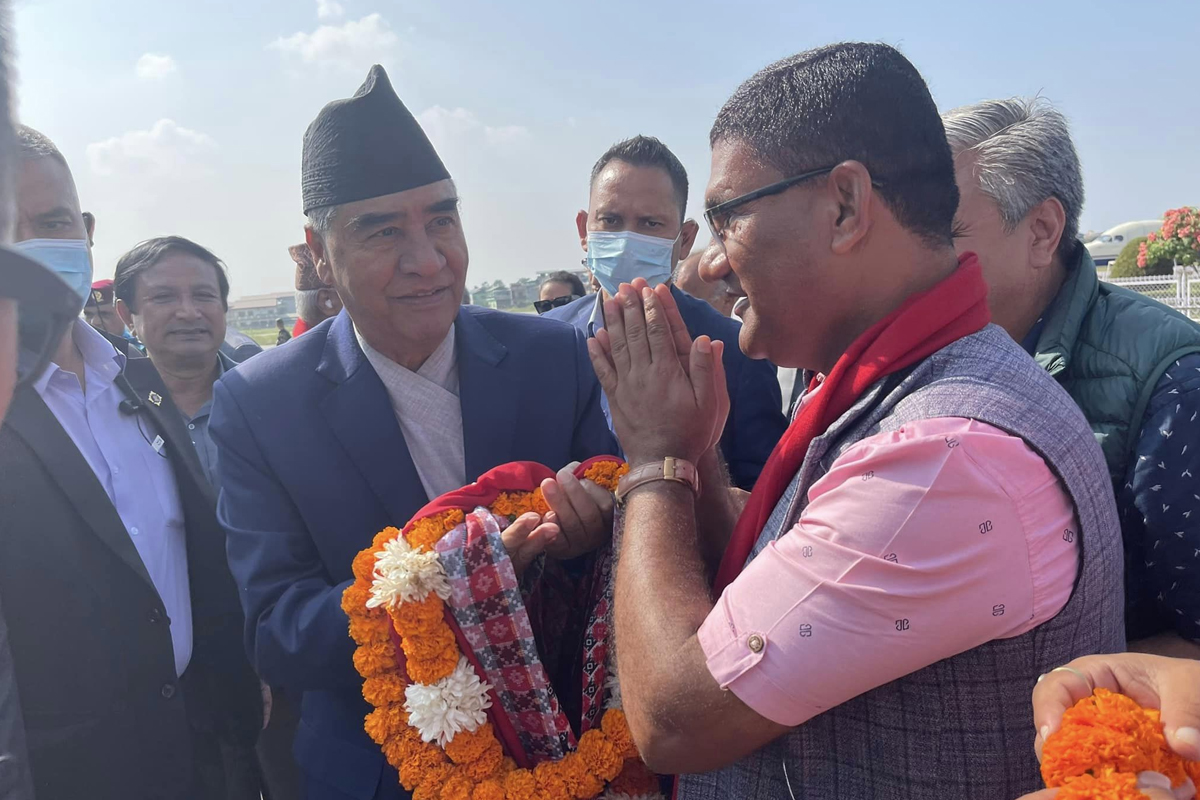 चुनावी सभालाई सम्बोधन गर्न प्रधानमन्त्री देउवा चितवनमा