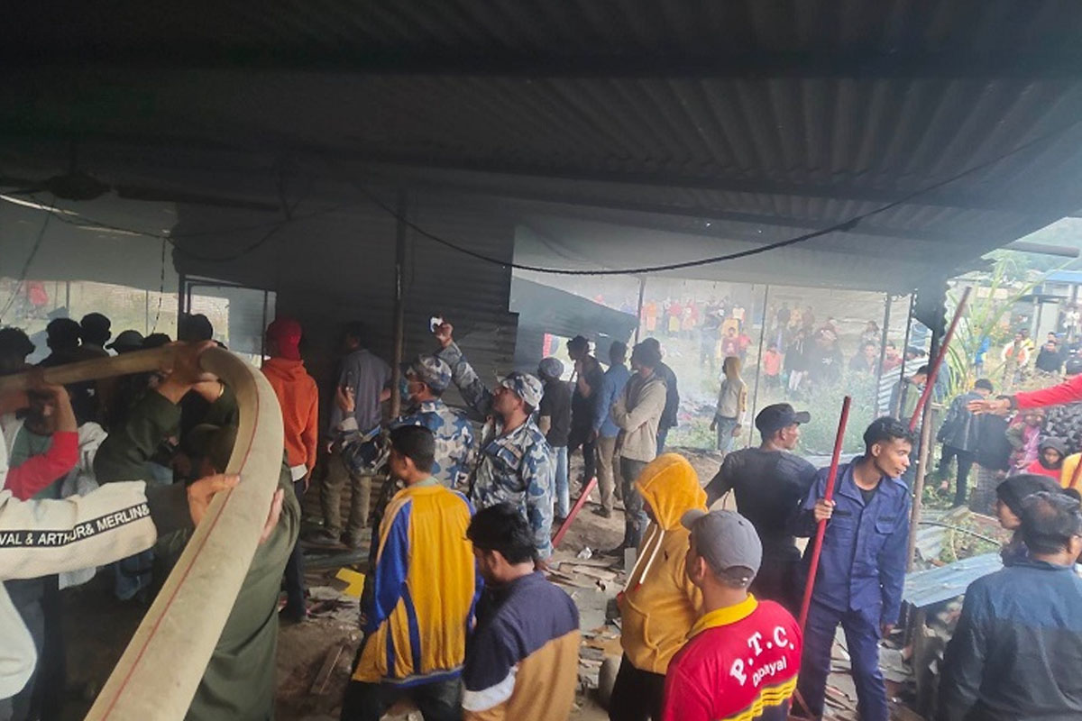 दिपायलमा फर्निचर उद्योग र पसलमा आगलागी, ३७ लाखको क्षति