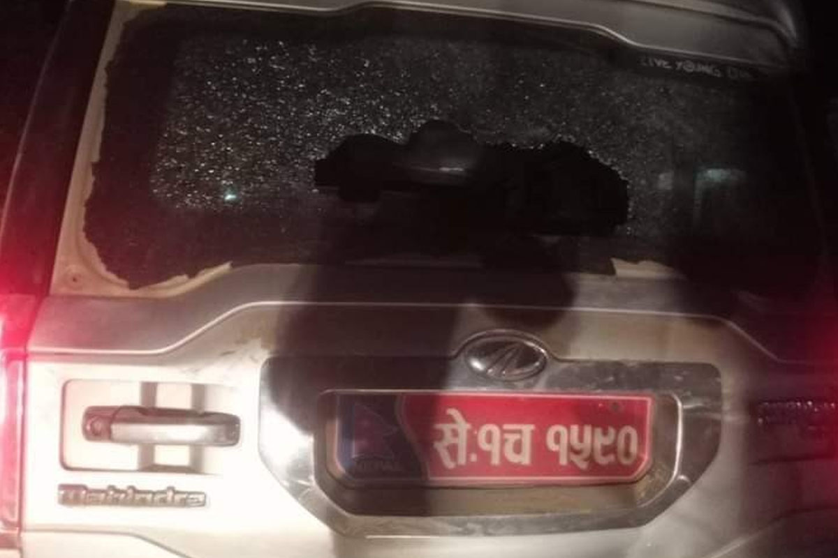 घोडाघोडीमा सत्ता गठबन्धनले प्रयोग गर्ने गाडीमा तोडफोड