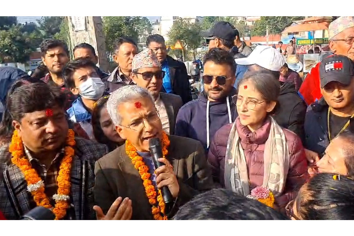 रवीन्द्र मिश्रको साथमा मनीषा कोइराला