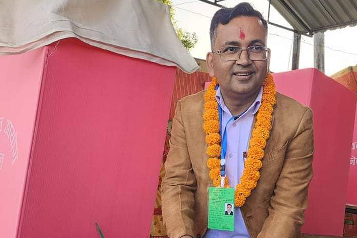 चितवन ३ मा सत्ता गठबन्धनका उम्मेदवार अधिकारीले गरे मतदान