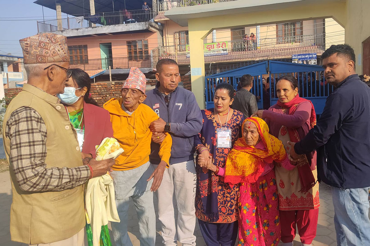 चितवनमा एक सय वर्षीया वृद्धाले गरिन् मतदान