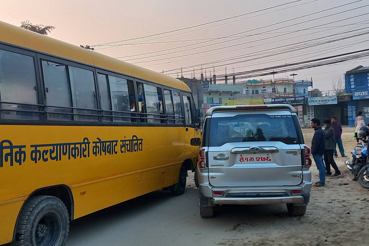 सुदूरपश्चिम प्रदेशसभाका सचिवको गाडी स्कुल बससँग ठोक्कियो