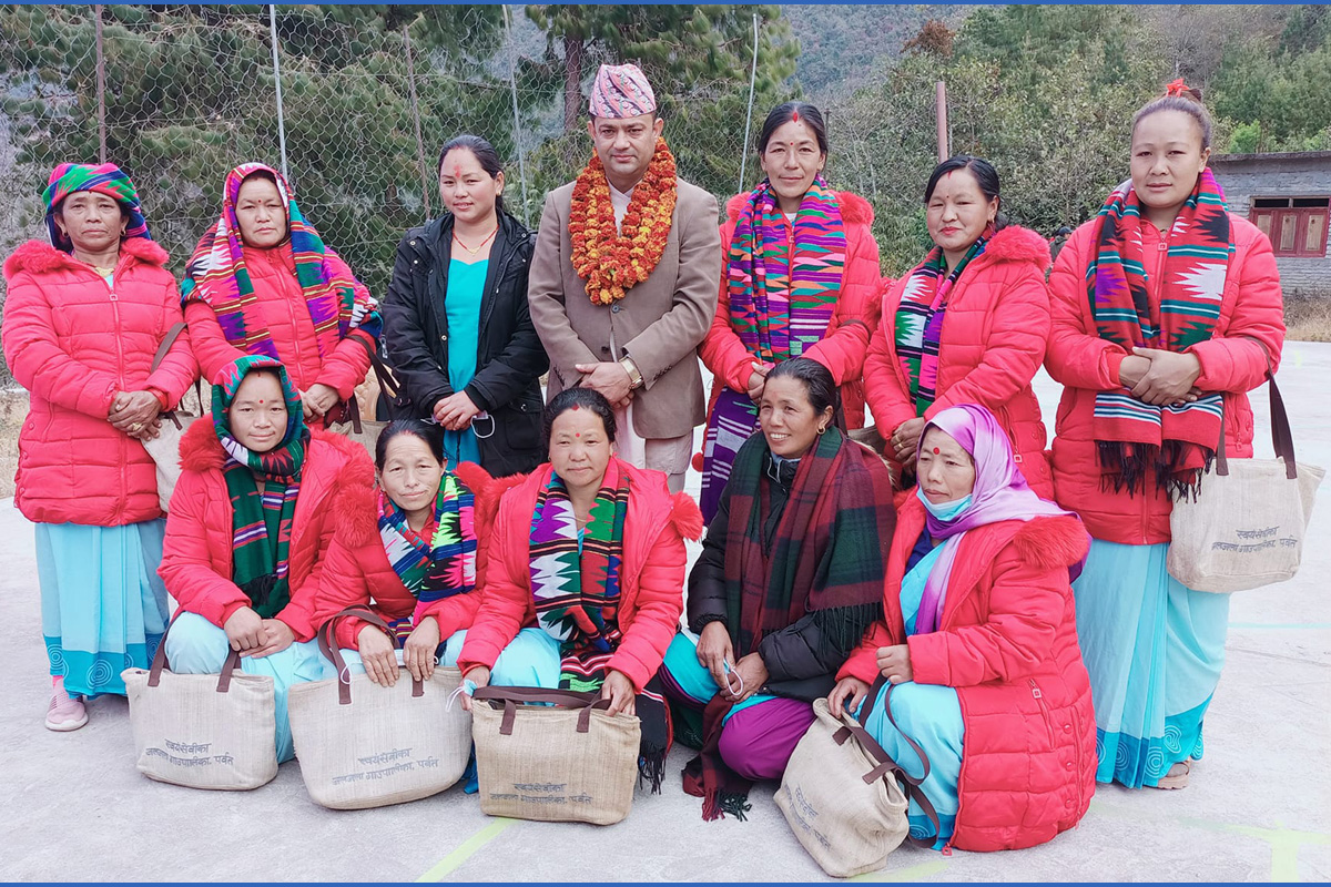 पर्वतको जलजला गाउँपालिका वडा नम्बर ९ बनौका महिला स्वास्थ्यकर्मीहरुसँग तस्बिर खिचाउँदै स्वास्थ्य तथा जनसंख्यामन्त्री पदम गिरी। तस्बिर : रासस