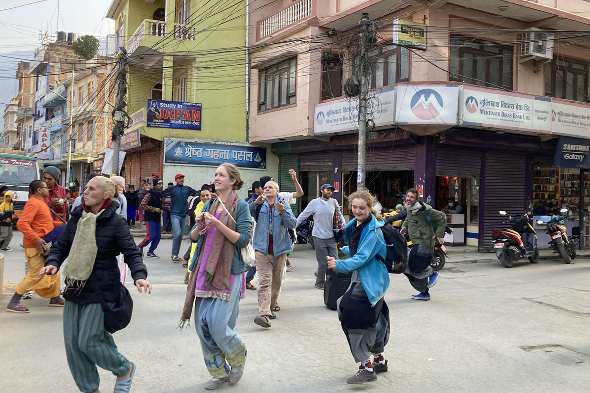 भजनमा नाच्दै विदेशी