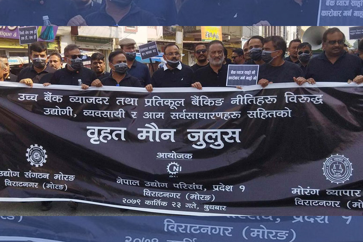 कालो पोशाक लगाएर सडकमा उत्रिए विराटनगरका उद्योगी-व्यवसायी