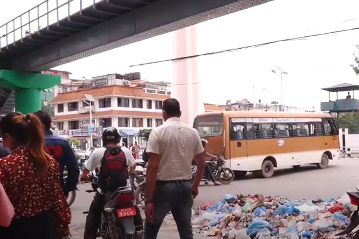 डम्पिङ साइट बन्दै काठमाडौं, महानगर भन्छ- अब हामी फोहोर उठाउन सक्दैनौँ