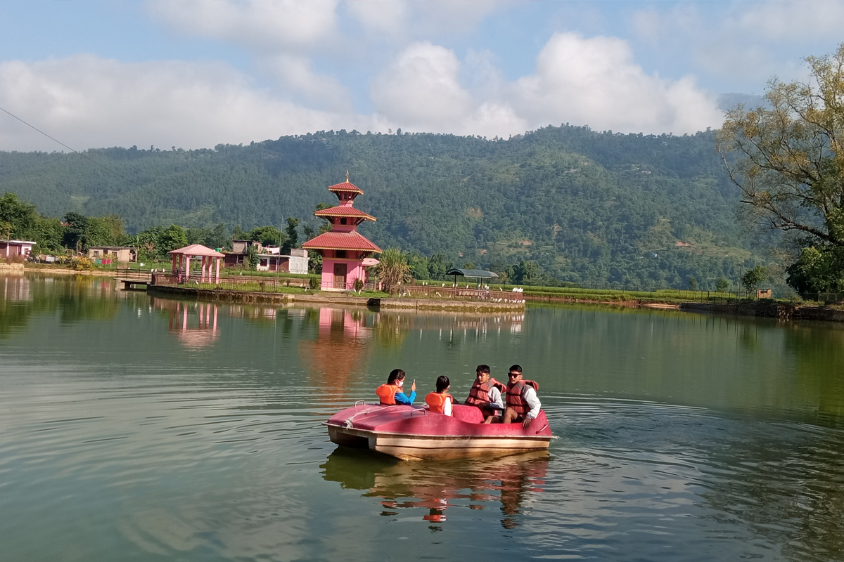 पर्यटक तान्दै रामपुरको ‘तालपोखरा’