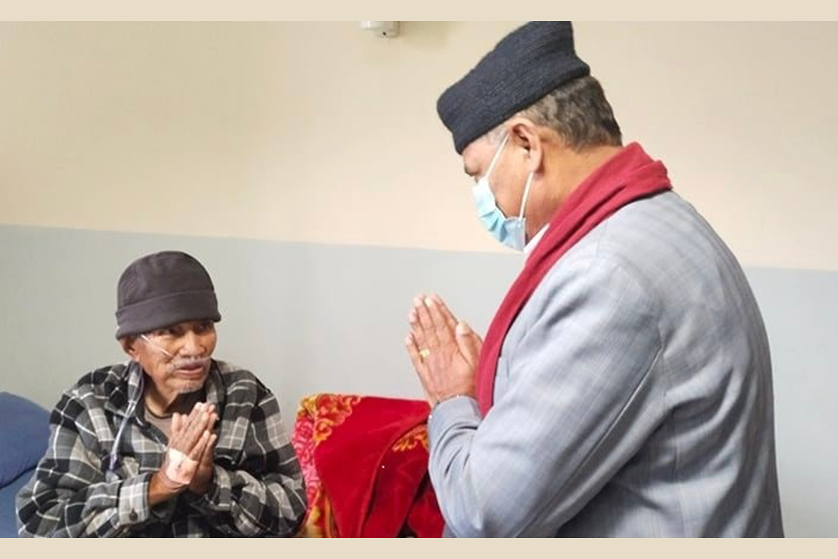 शताब्दी पुरुष जोशीलाई भेट्न स्वास्थ्य मन्त्री पुगे अस्पताल