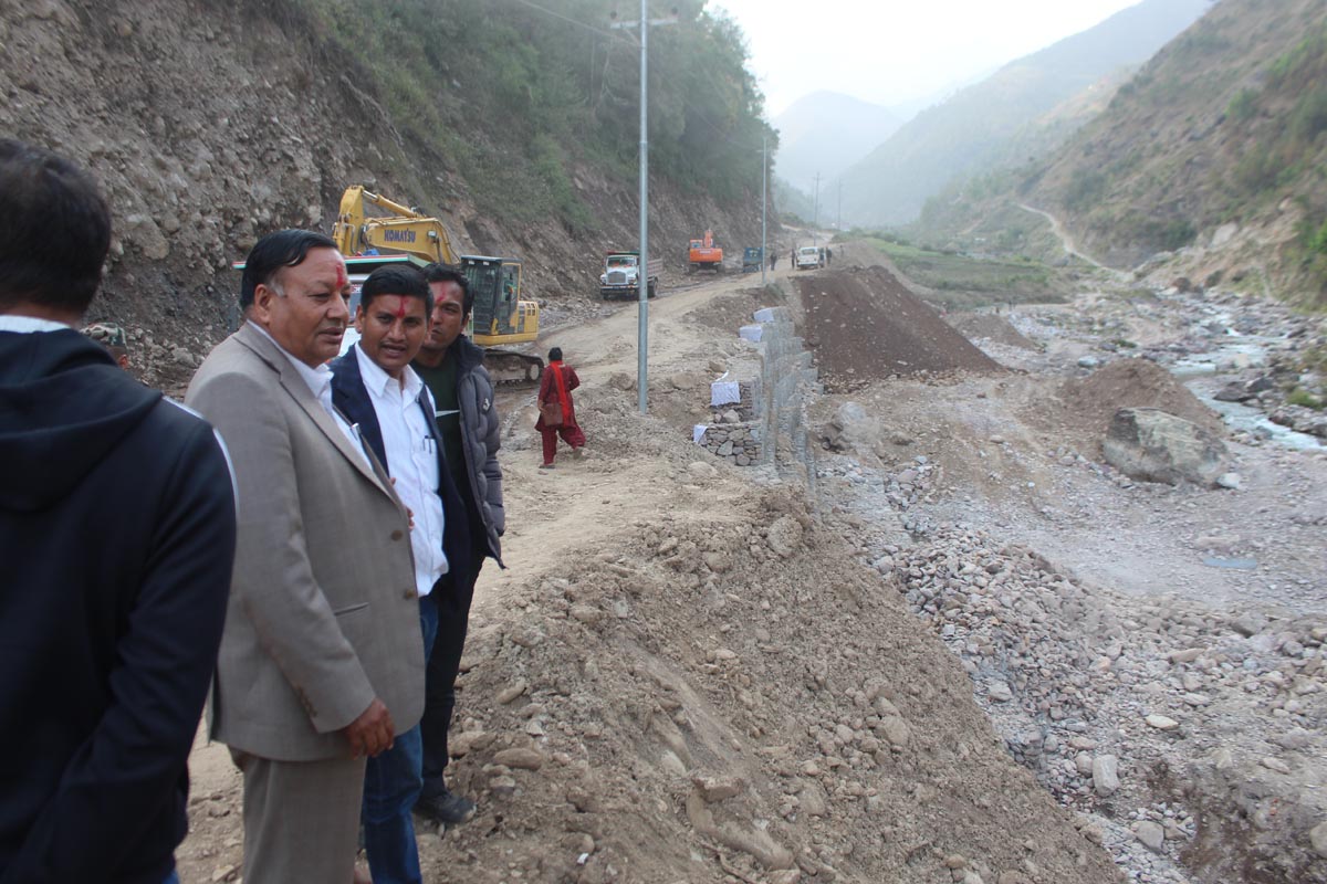शिक्षामन्त्री पौडेलद्वारा ढोरपाटन-साल्झन्डी सडकको अनुगमन