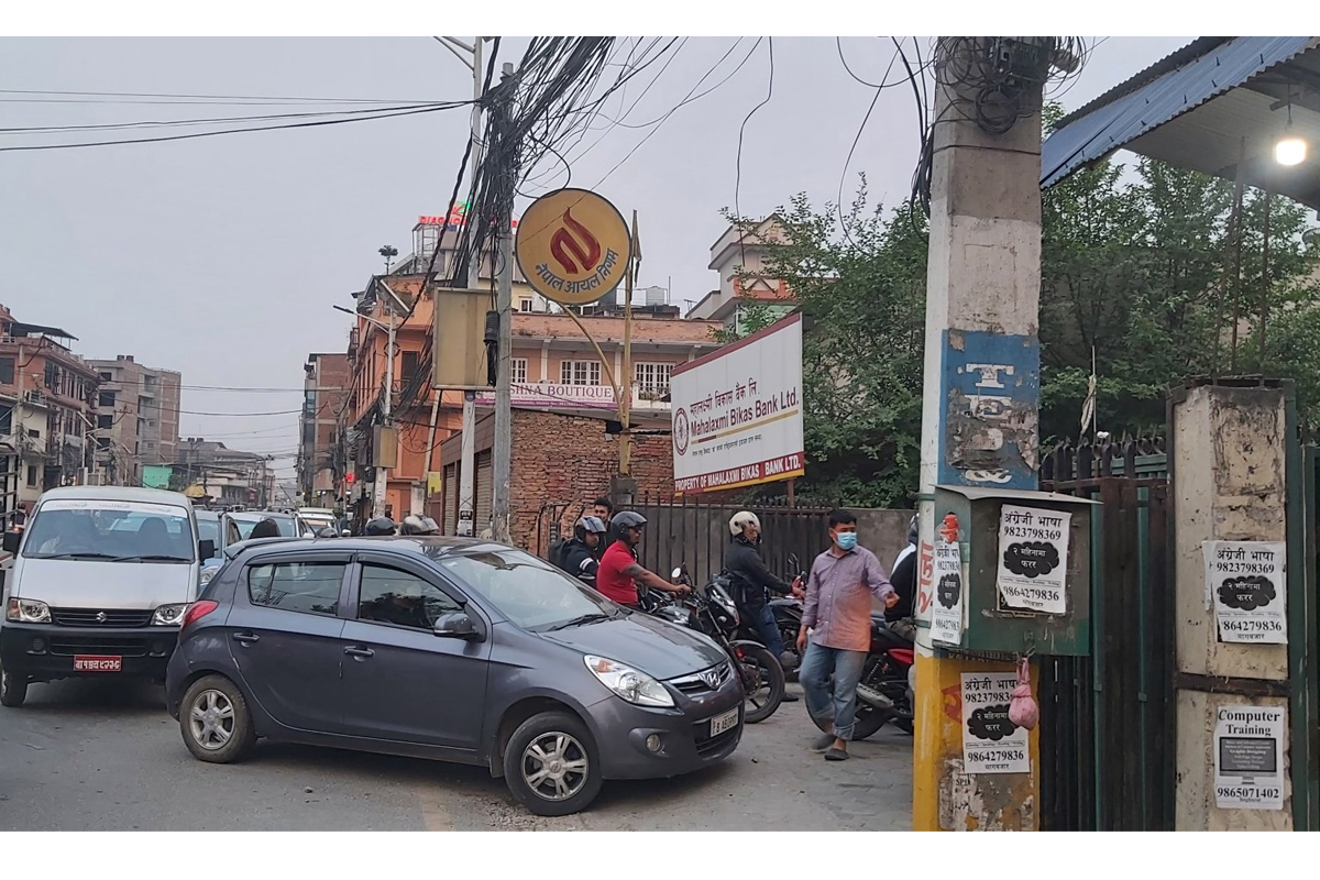 पेट्रोल पम्पमा नाकाबन्दीको झल्को दिने लाइन