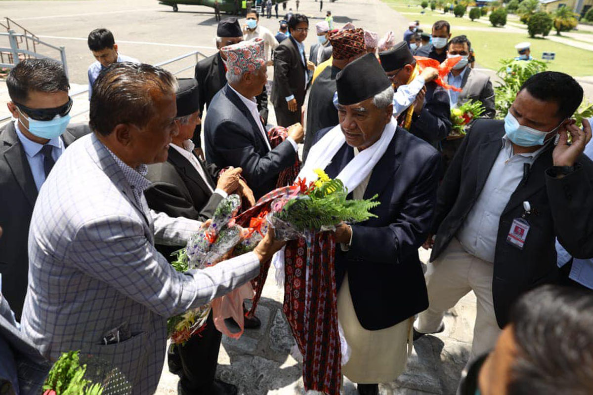 चुनावी सभालाई सम्बोधन गर्न पोखरा पुगे देउवा
