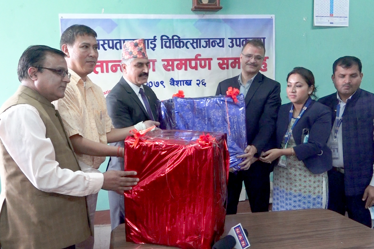 रगत परीक्षण गर्ने दुई मेसिन वीर अस्पताललाई हस्तान्तरण