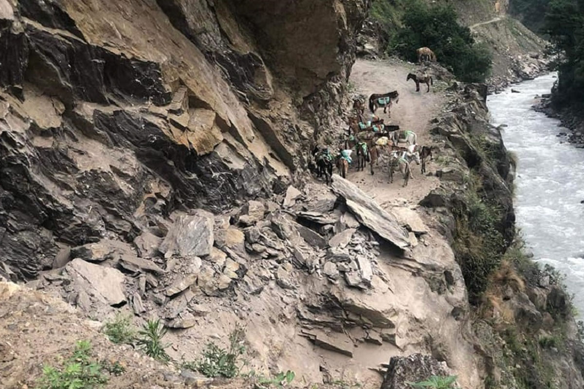 उत्तरी गोरखा जाने बाटो सुख्खा पहिरोका कारण अवरुद्ध