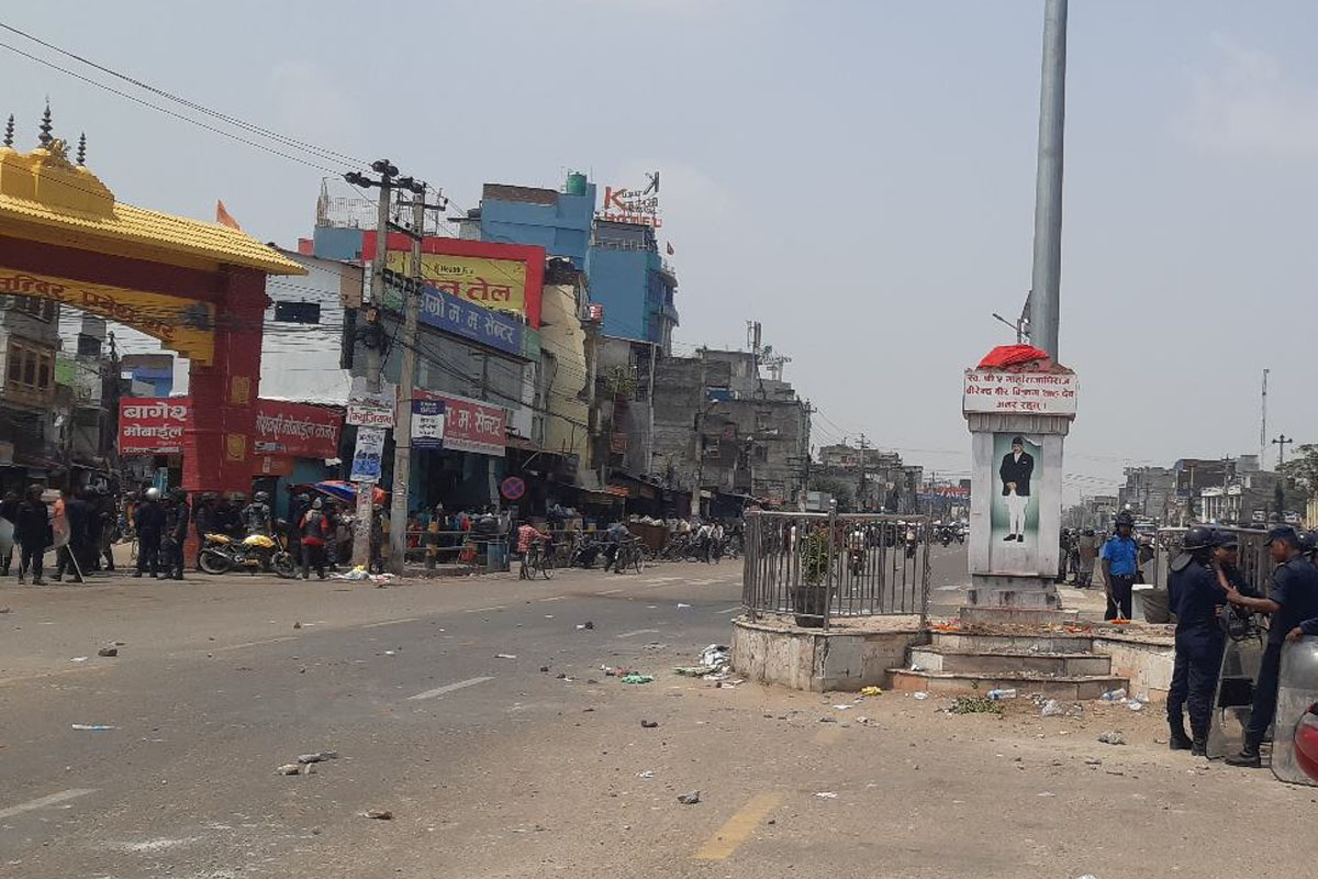 नेपालगञ्जमा तनाव : राजा वीरेन्द्रको शालिक राख्न खोज्दा प्रहरी हस्तक्षेप