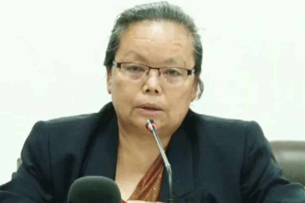 'बालकलाई दूध चुसाउँदै आमरण अनशन बसेकी निहारिकालाई सरकारले किन देख्दैन?'
