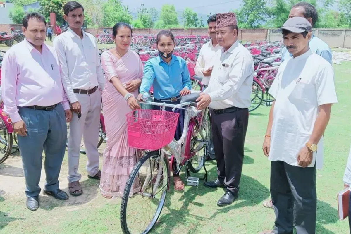 विजयनगर गाउँपालिकाद्वारा ४१५ छात्रालाई निःशुल्क साइकल वितरण