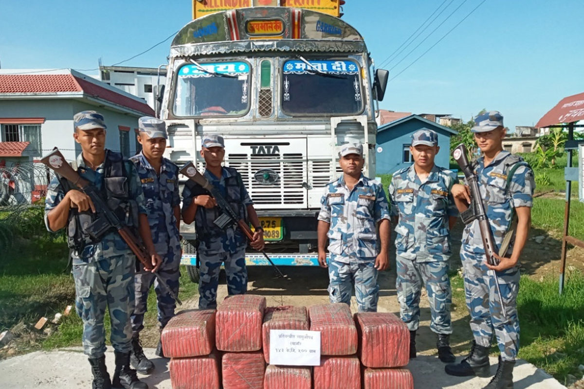 वीरगन्जमा भारतीय ट्रकबाट १४३ केजी गाँजा बरामद