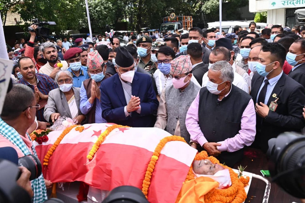 सानेपामा गिरीको पार्थिव शरीरमा देउवा ओढाए पार्टीको झण्डा