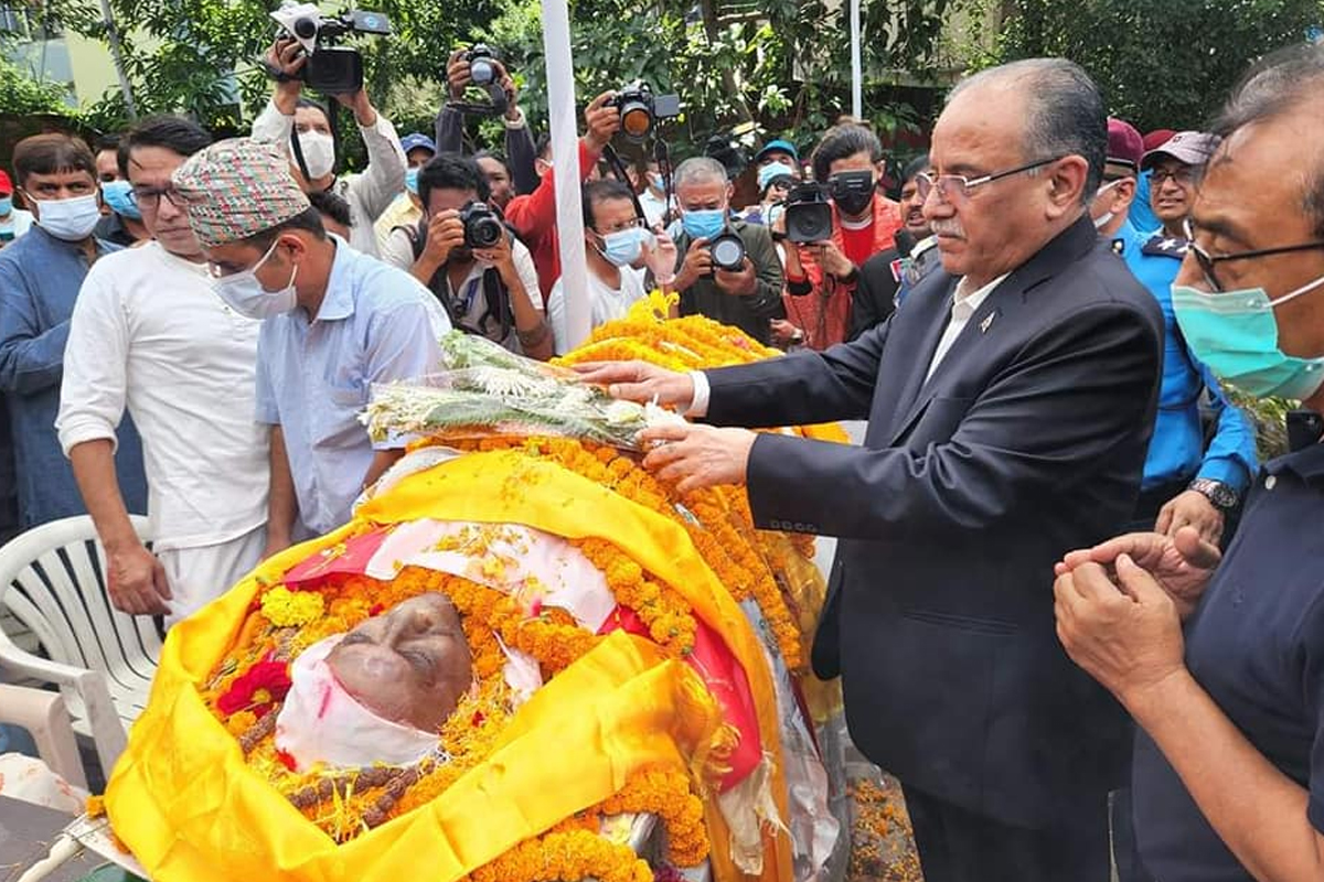 सानेपा पुगेर प्रचण्डले दिए गिरीको पार्थिव शरीरमा श्रद्धाञ्जली