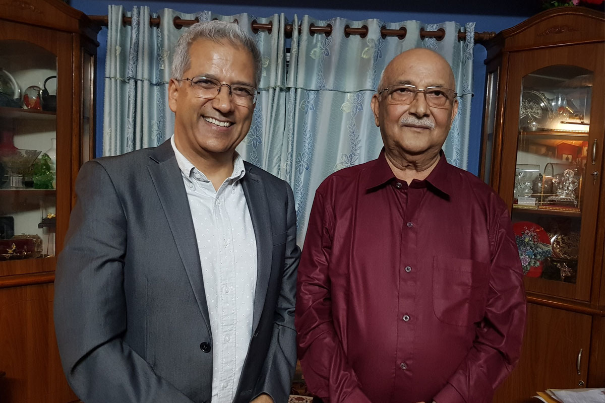 ओलीले मिश्रलाई दिए एक मुठ्ठी सिक्का उपहार