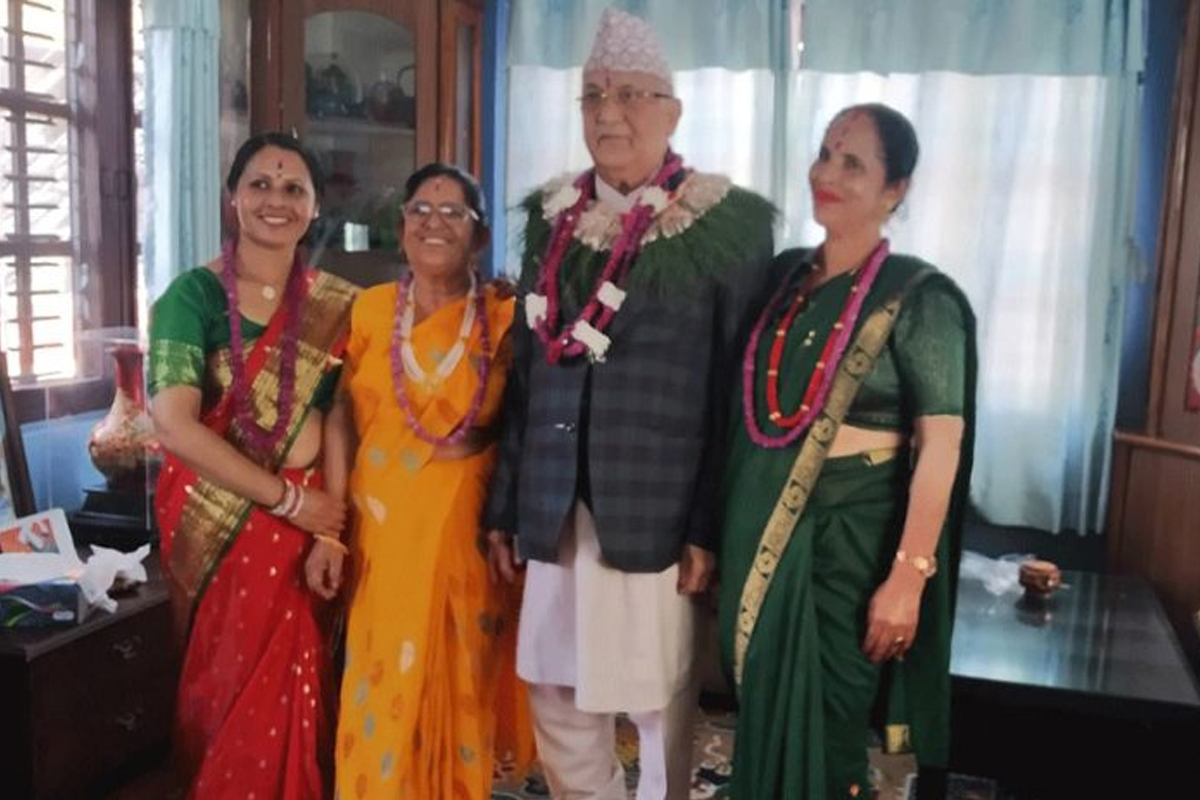 तीन दिदीबहिनीसँग ओलीले लगाए भाइटीका