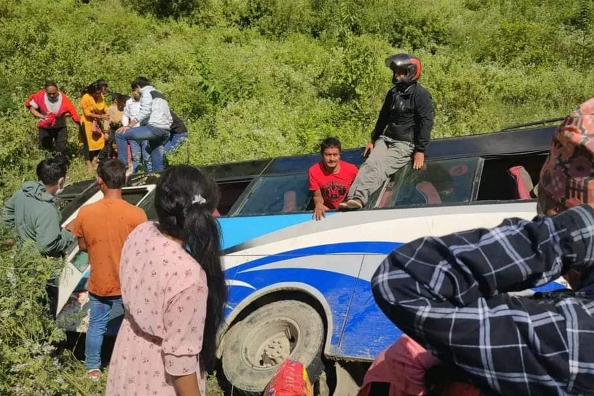 रामेछापमा बस दुर्घटना हुँदा १३ जना घाइते