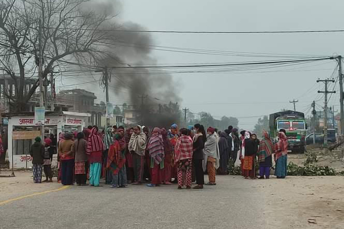 क्षतिपूर्तिको माग गर्दै पूर्वपश्चिम राजमार्ग अवरुद्ध