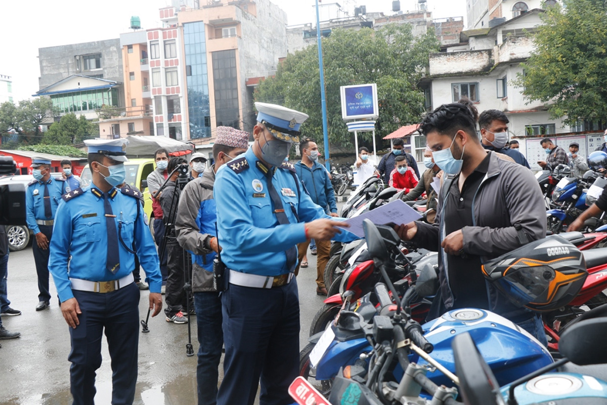 हराएका मोटरसाइकल खोजी गरी सम्बन्धित धनीलाई हस्तान्तरण