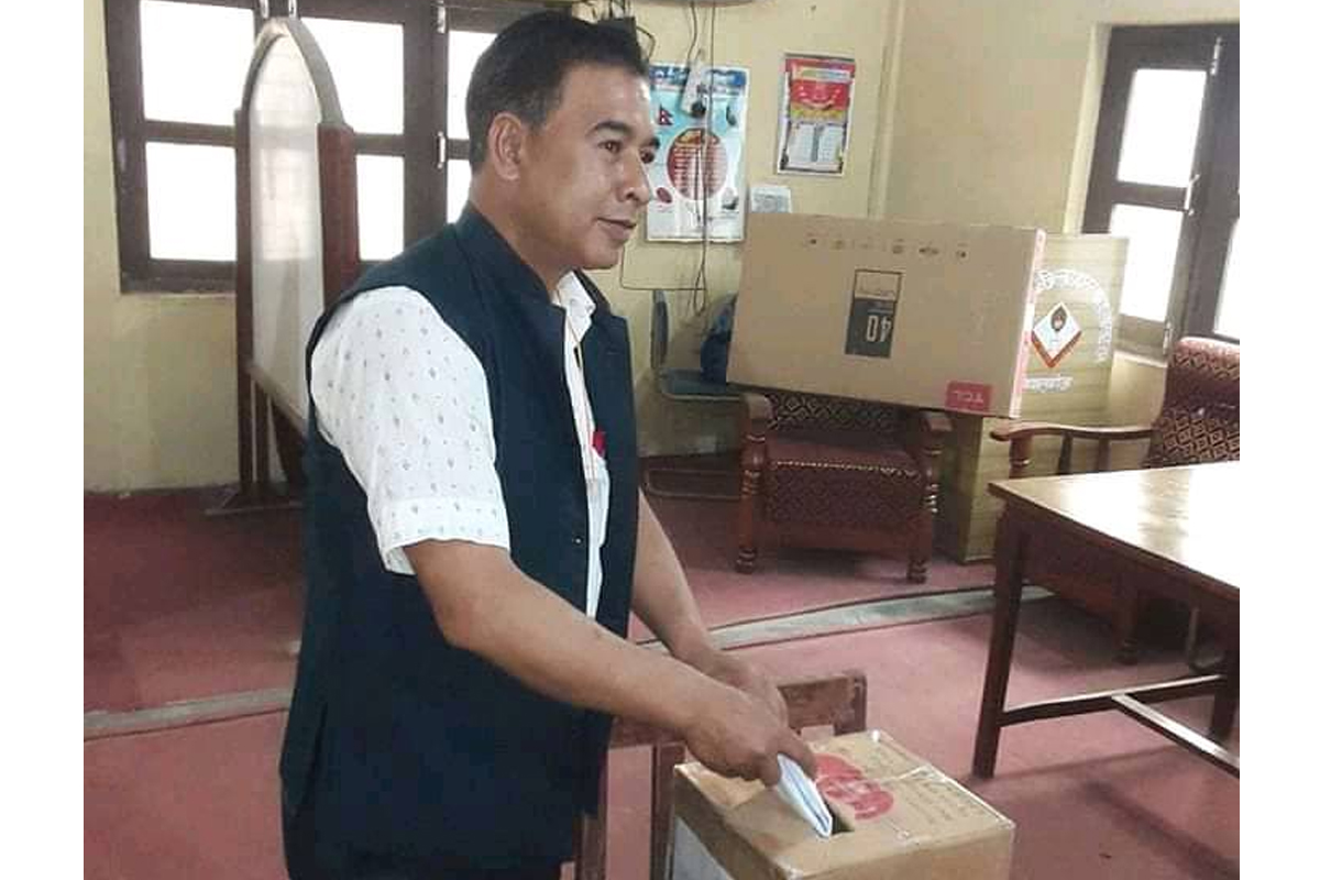 बार निर्वाचन : मतदान सुरु, पहिलो मतदाता बने पदम पाण्डे