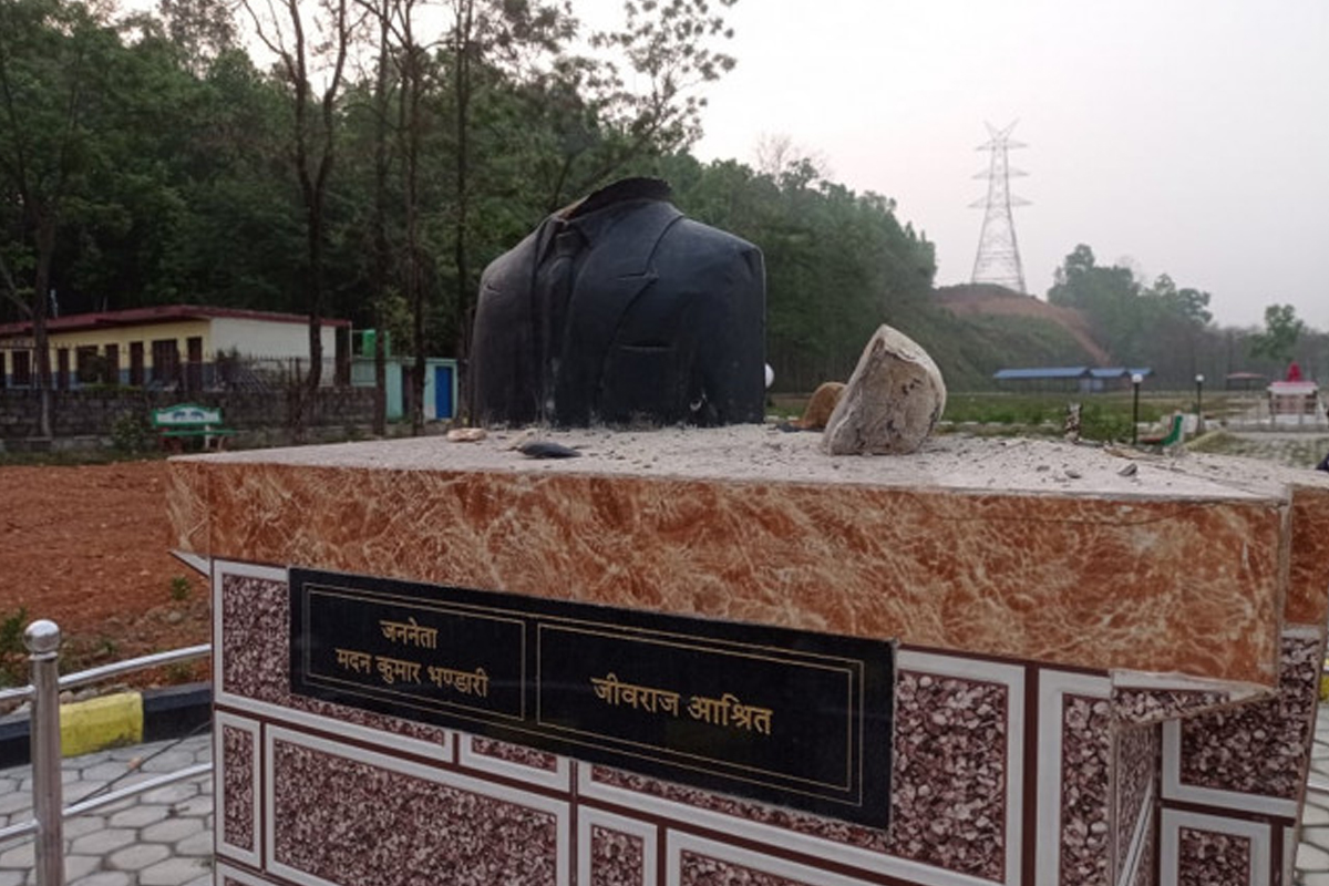 मदन भण्डारी र जीवराज आश्रितको शालिक तोडफोड