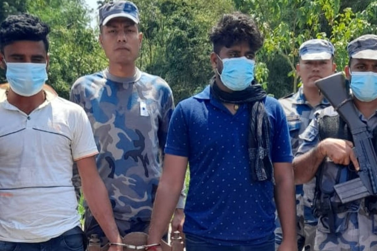 हतियारसहित दुई भारतीय नागरिक पक्राउ