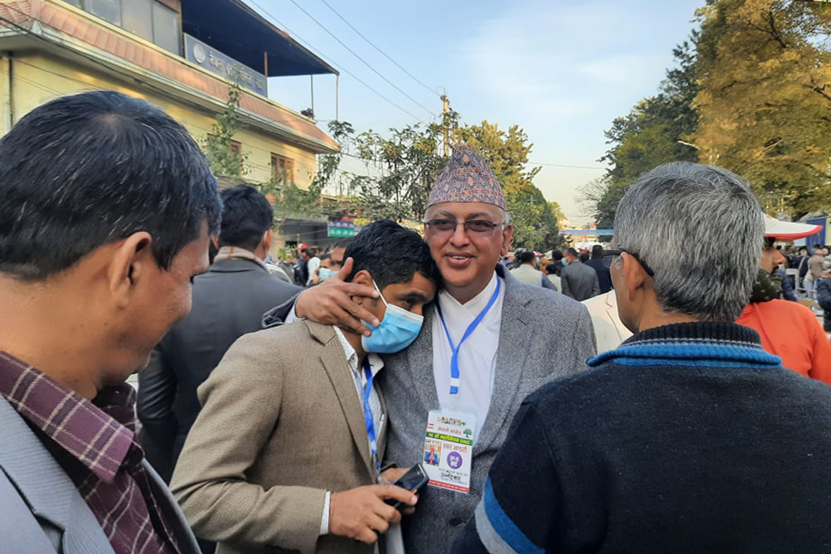 मतदातालाई स्यानिटाइज गरेर मात्रै इन्ट्री, उम्मेदवार बिनामास्क [तस्बिरहरू]