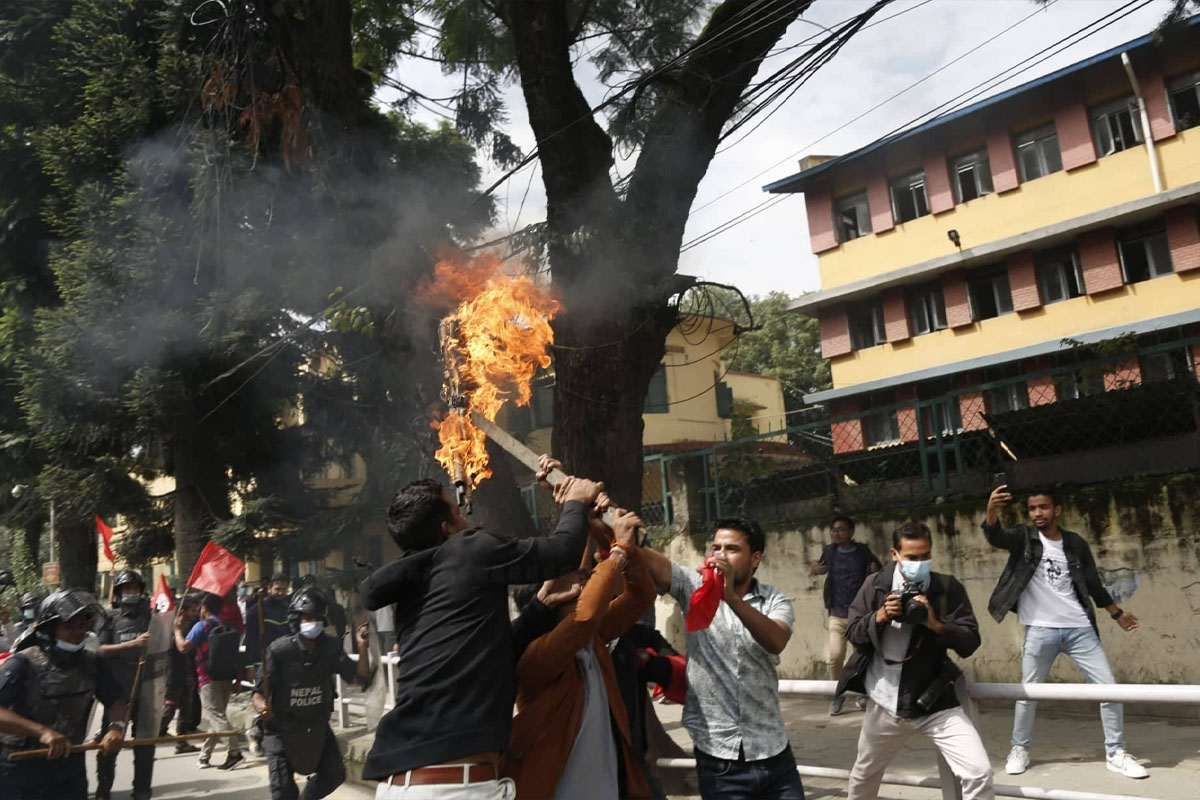 नागरिकता विधेयक प्रमाणीकरणमा ढिलाइ गरेको भन्दै नेविसंघले जलायो राष्ट्रपतिको पुत्ला
