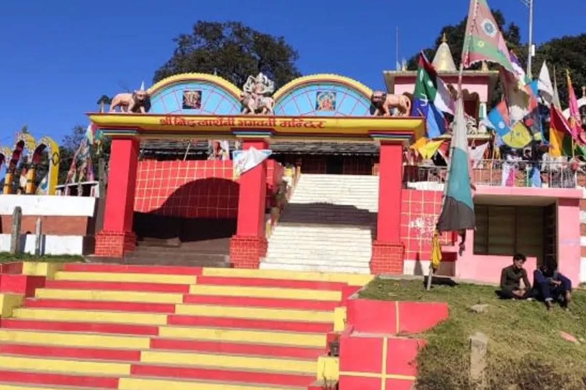 बैतडीको प्रसिद्ध निङ्गलाशैनी मन्दिरमा दर्शनार्थीको घुइँचो