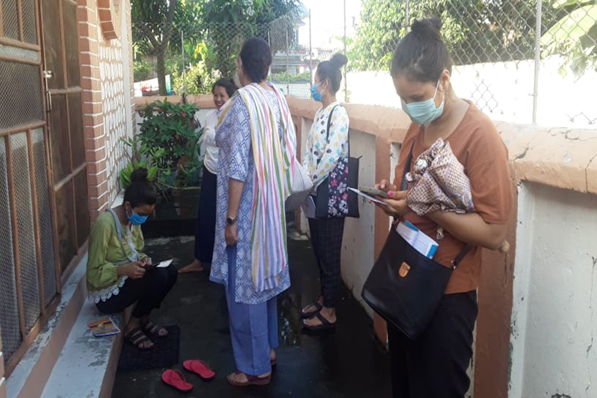 कोरोना खोप लगाउनेको नाम घरमै पुगेर दर्ता गरिँदै