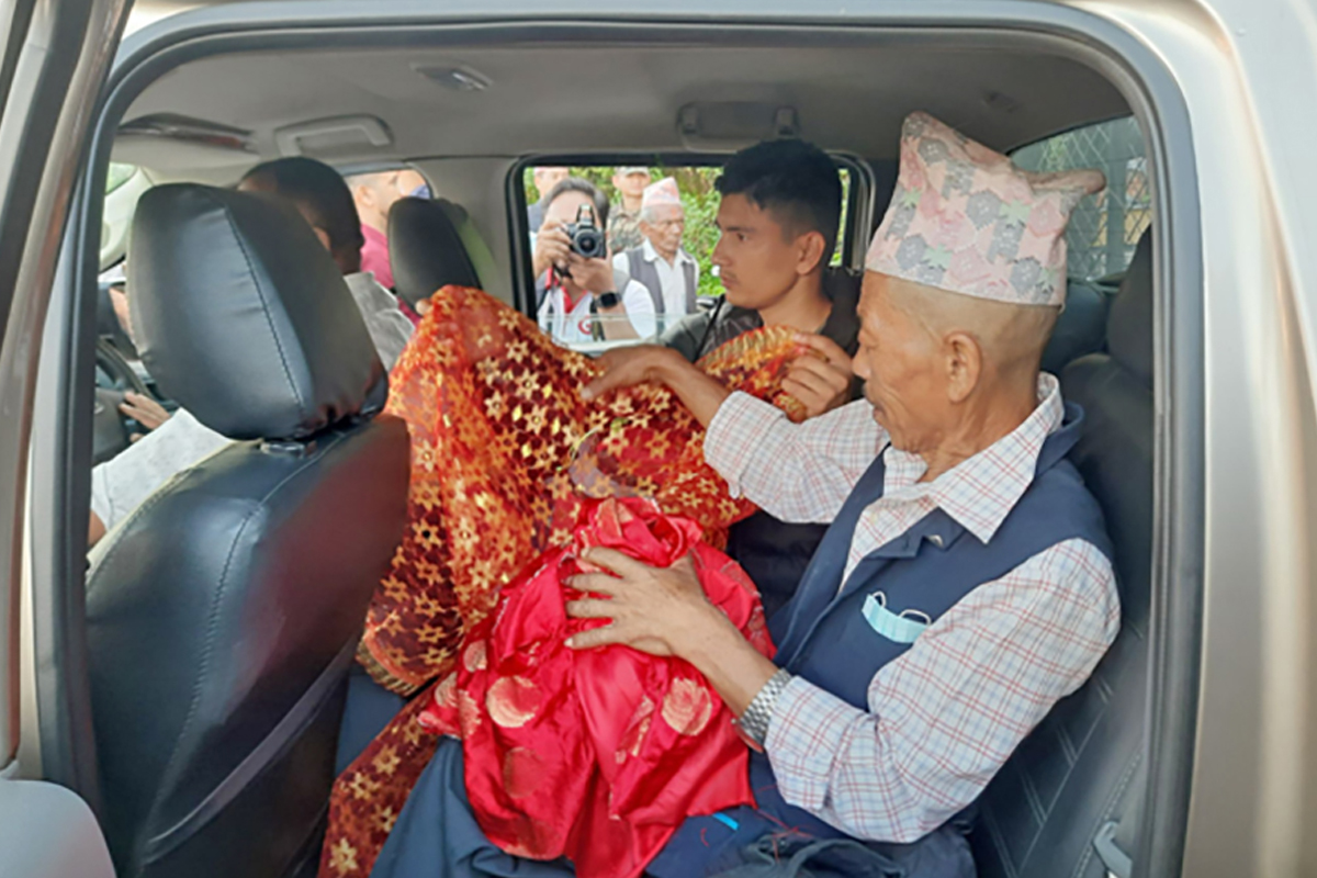 गोरखा दरबारबाट हनुमानढोका पठाइयो फूलपाती