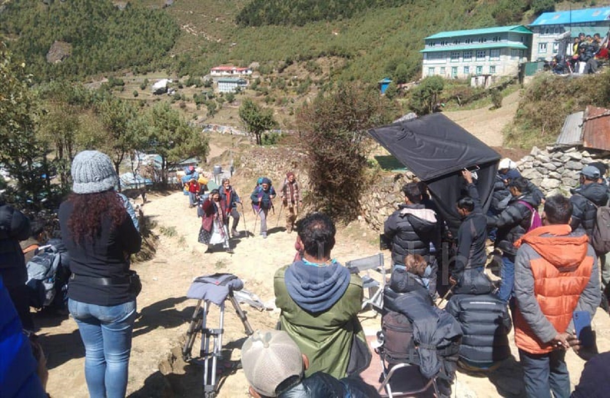 हिमाली भेगमा यसरी भइरहेको छ बलिउड फिल्म 'उचाइ' को छायांकन