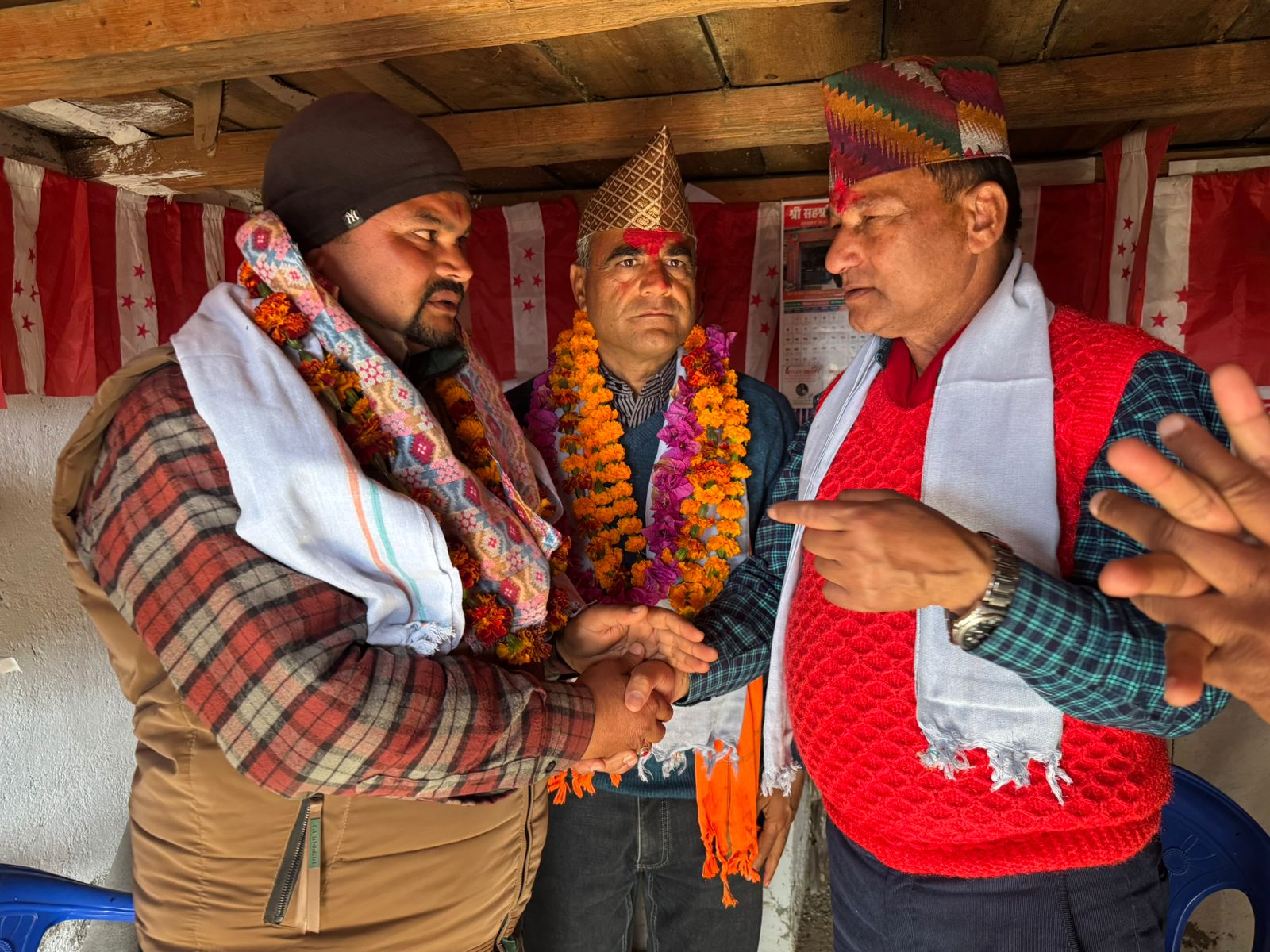 नैनसिंह महरलाई समर्थन गर्दै एमाले डडेलधुरा जिल्ला सदस्य ऐरसहित ३० जना नेपाली कांग्रेसमा प्रवेश