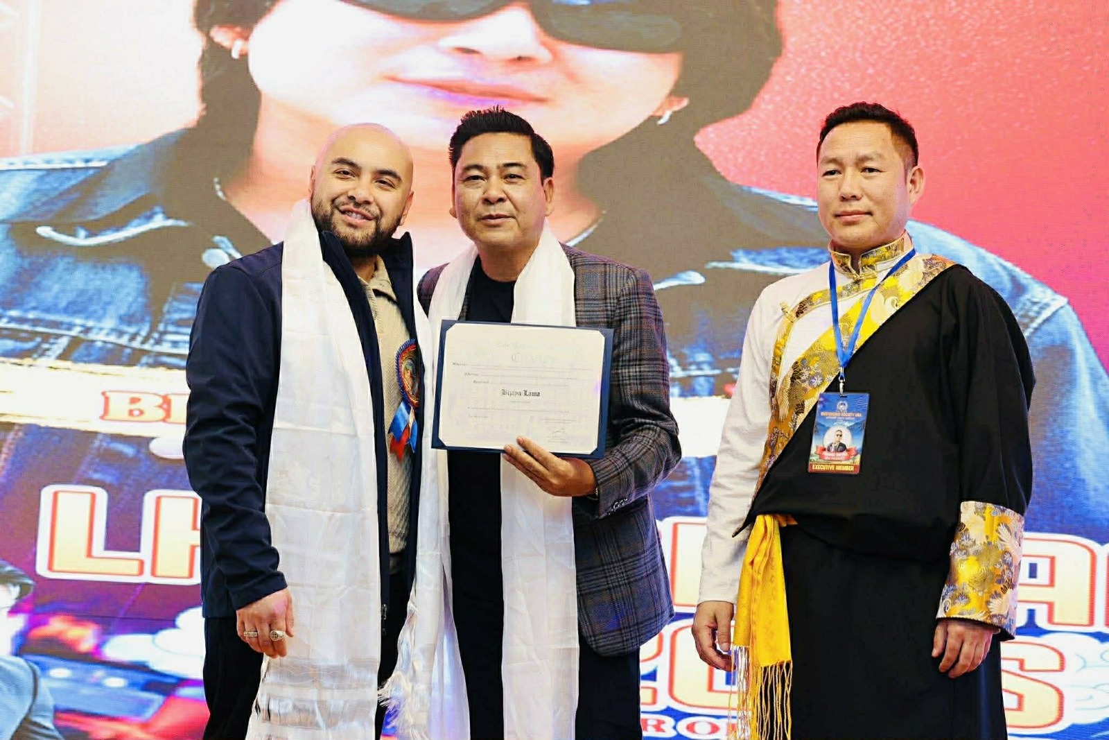 अमेरिकाको न्यूयोर्कका एसेम्ली मेम्बर स्टेभेन रागाद्वारा गायक बिजय लामा सम्मानित