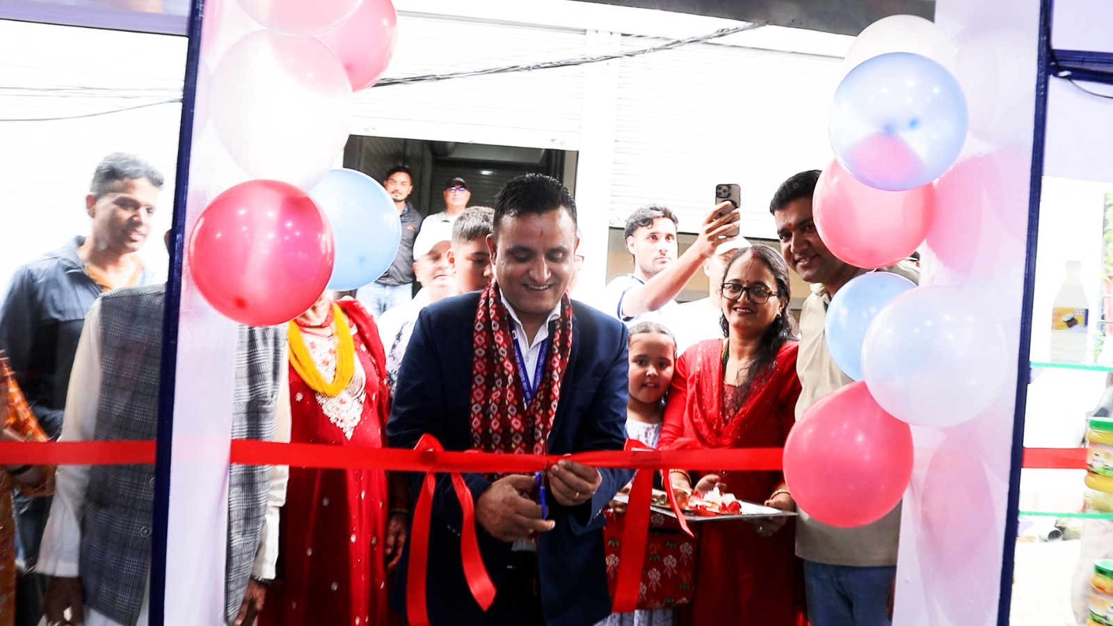 डीडीसीका महाप्रबन्धक डा. शरणकुमार पाण्डेले गरे कलंकी चोकको नयाँ आउटलेटको उद्घाटन