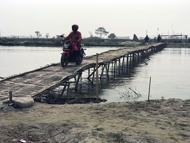 बाह्रदशी जोड्ने बाँसको पुलमा बाइक