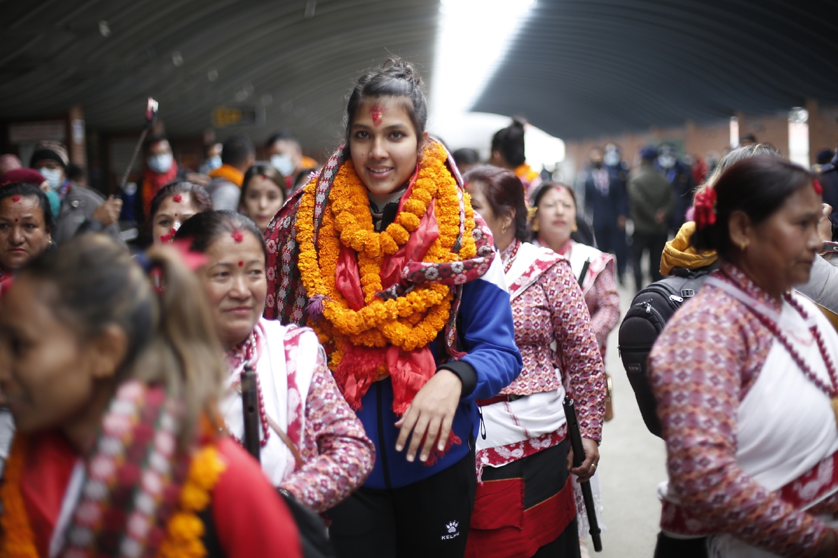 उपाधि विजेता भलिबल टोलीलाई विमानस्थलमा भव्य स्वागत [तस्बिरहरु]