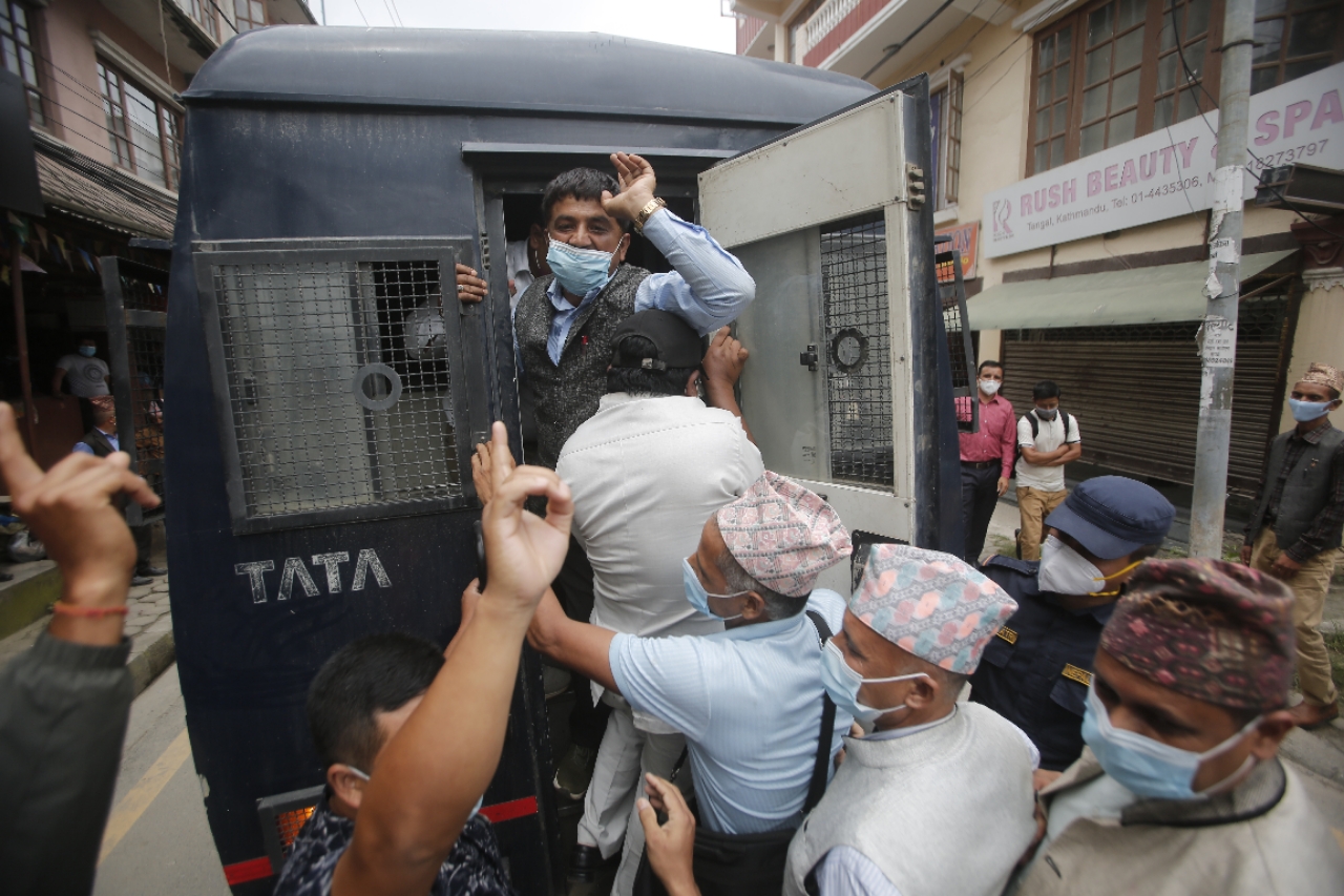 प्रधानमन्त्री निवास घेर्न गएका शिक्षकसँग प्रहरीको घम्साघम्सी [तस्बिरहरू]