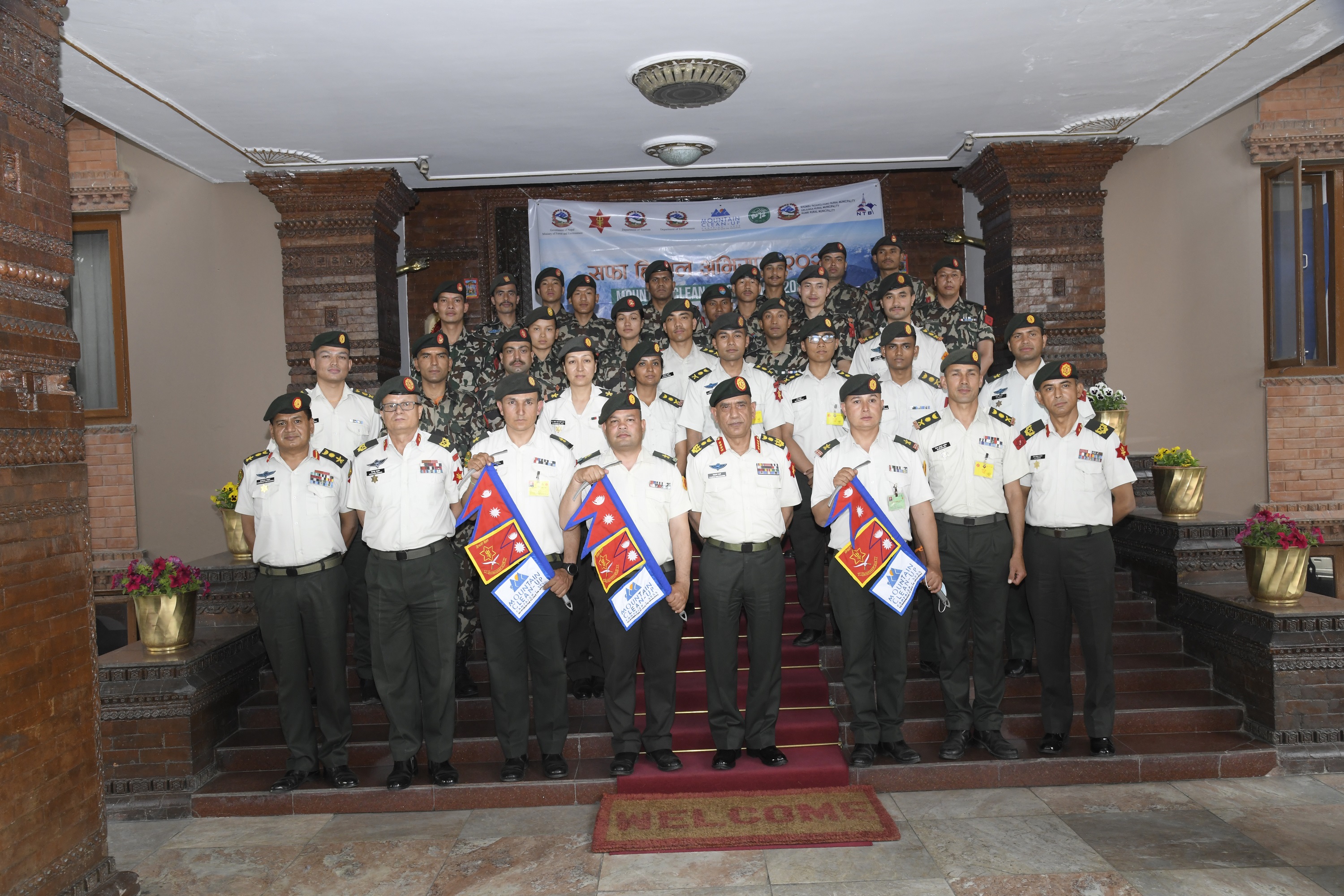 कञ्चनजंगा हिमालमा सफाई गर्न सेनालाई सघाउँदै युनिलिभर
