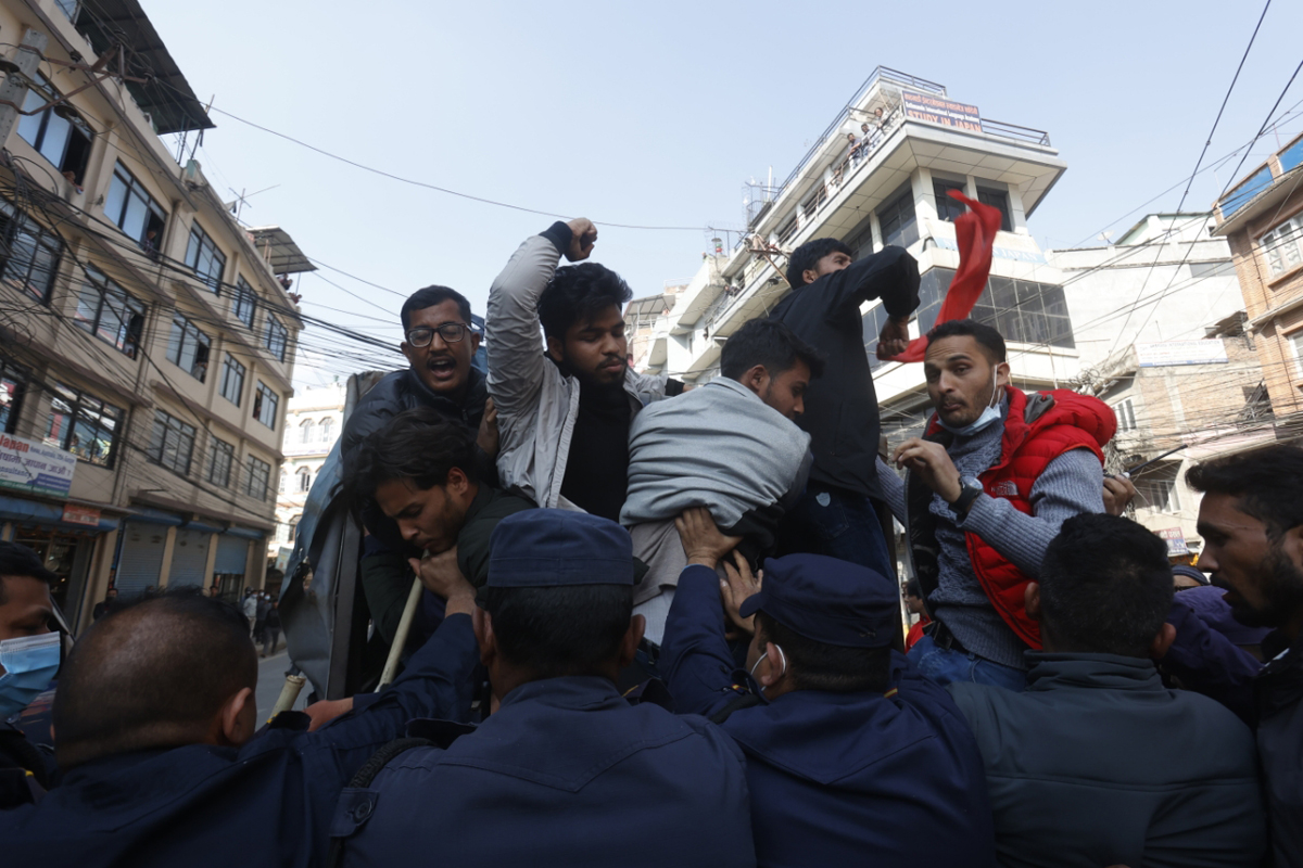 भद्रकाली र सोह्रखुट्टेमा टायर बालेर सडक अवरुद्ध गर्ने पक्राउ