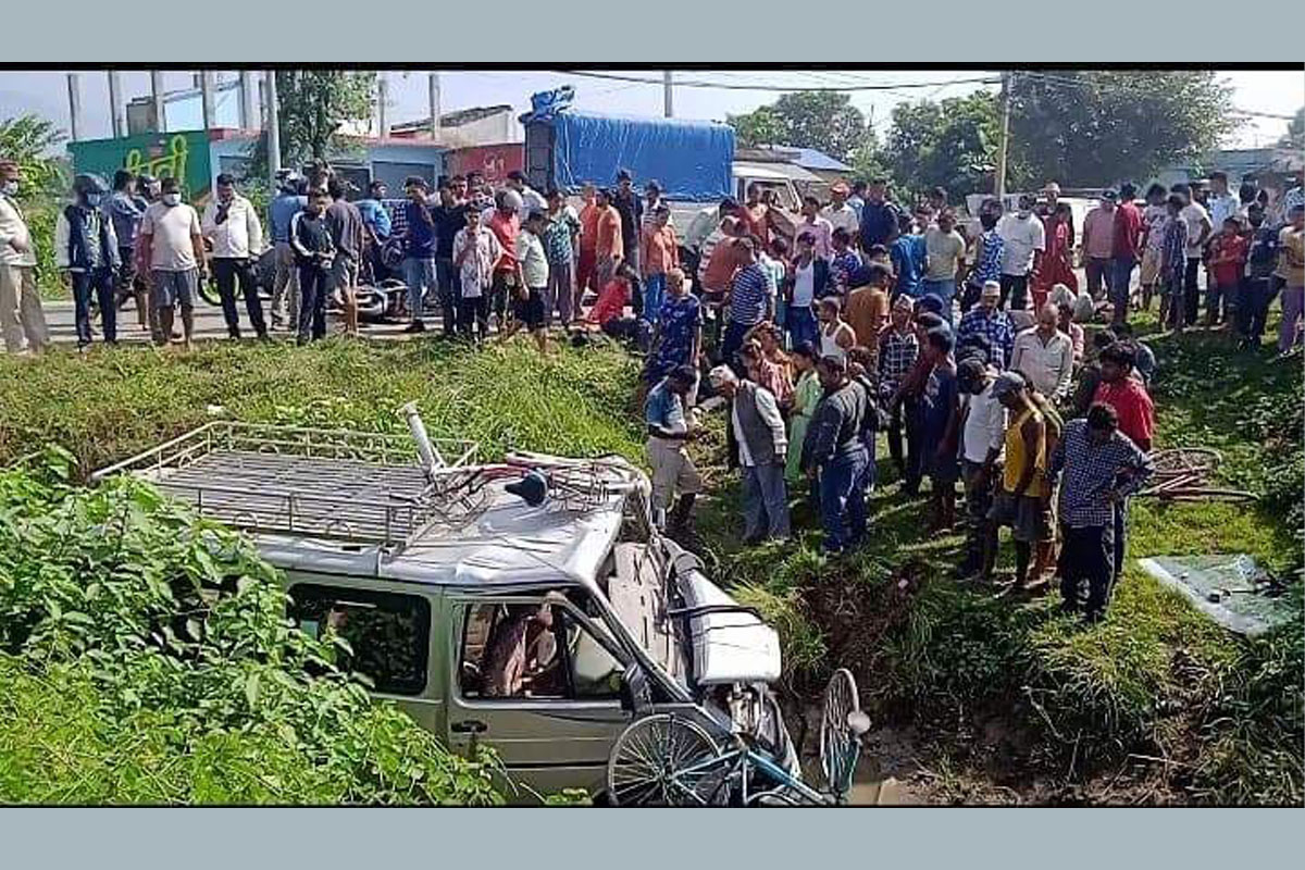 विङ्गर र मोटरसाइकल ठोक्किँदा १२ घाइते