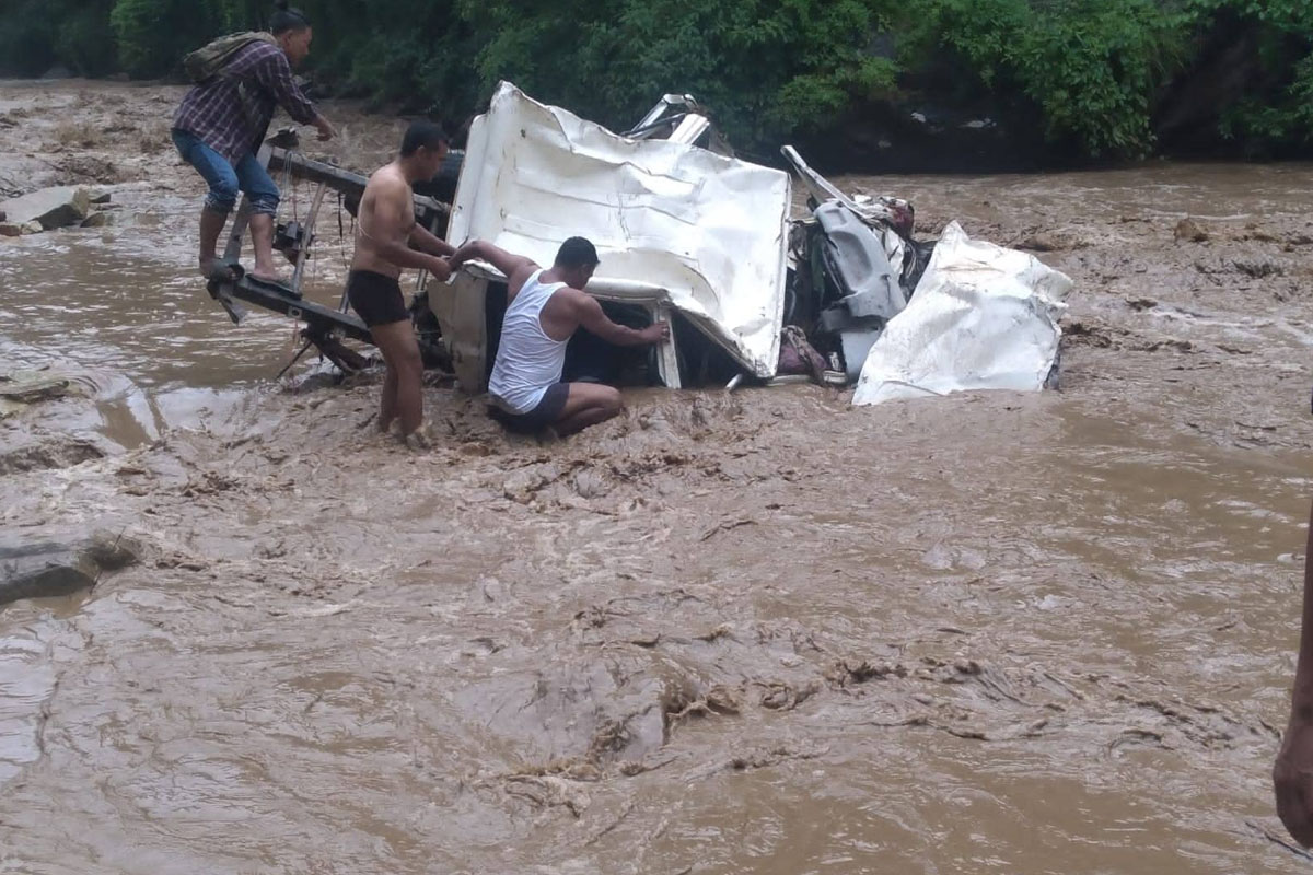 रोल्पाको माडी खोलामा जीप खस्यो, एक जना बेपत्ता